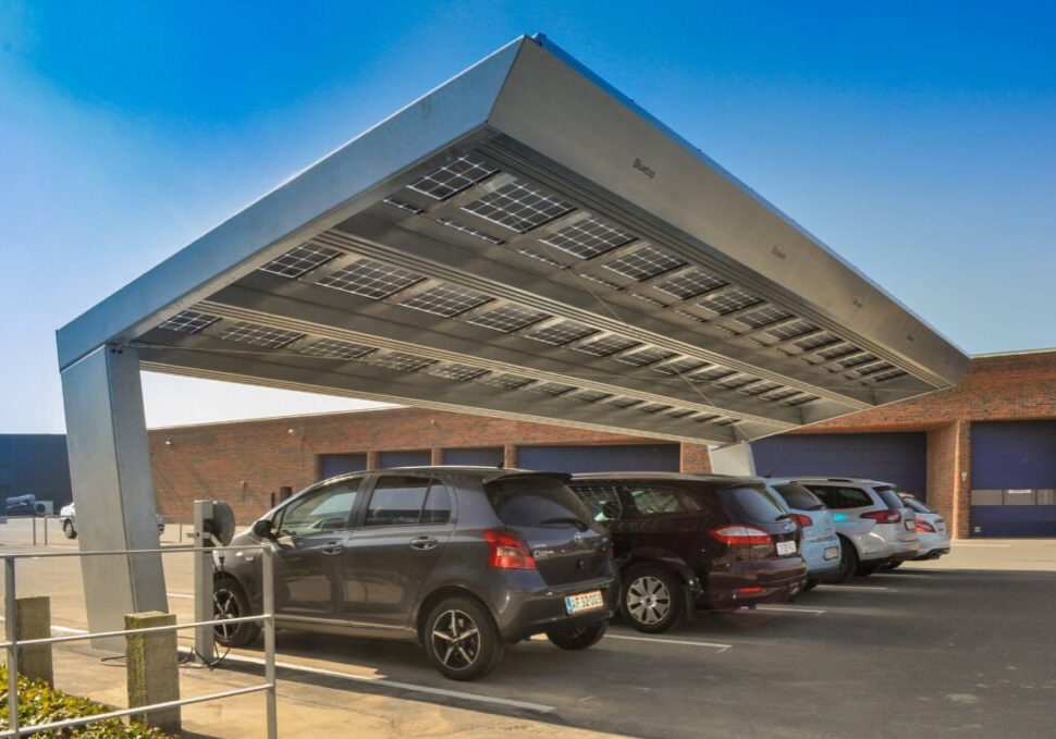 Voitures garées sous un ombrière solaire inclinée